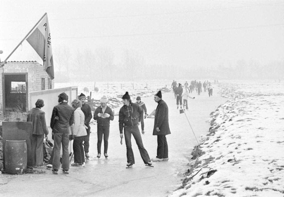 Schaatstocht Uithoorn naar De Kwakel (ondanks dooi) deelnemers op het natte ijs, Bestanddeelnr 928-4062