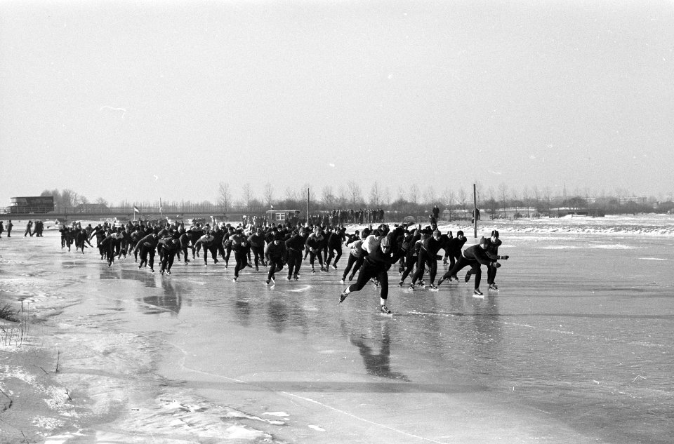 Schaatswedstrijd over 100 kilometer in Maasland. De kopgroep bij het keerpunt. V, Bestanddeelnr 914-6997