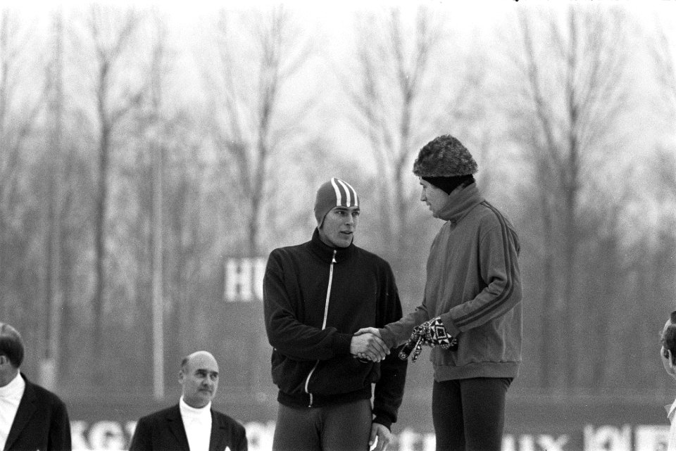 Schaatswedstrijden om de IJsselcup te Deventer. Ard Schenk (links), winnaar 500m, Bestanddeelnr 923-0015