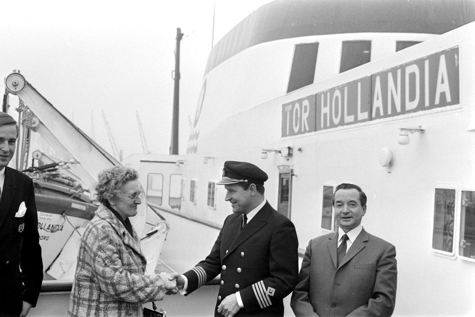 Schaatssupporters vertrekken met schip Tor Hollandia na Gothenburg, Amsterdam, Bestanddeelnr 924-2647