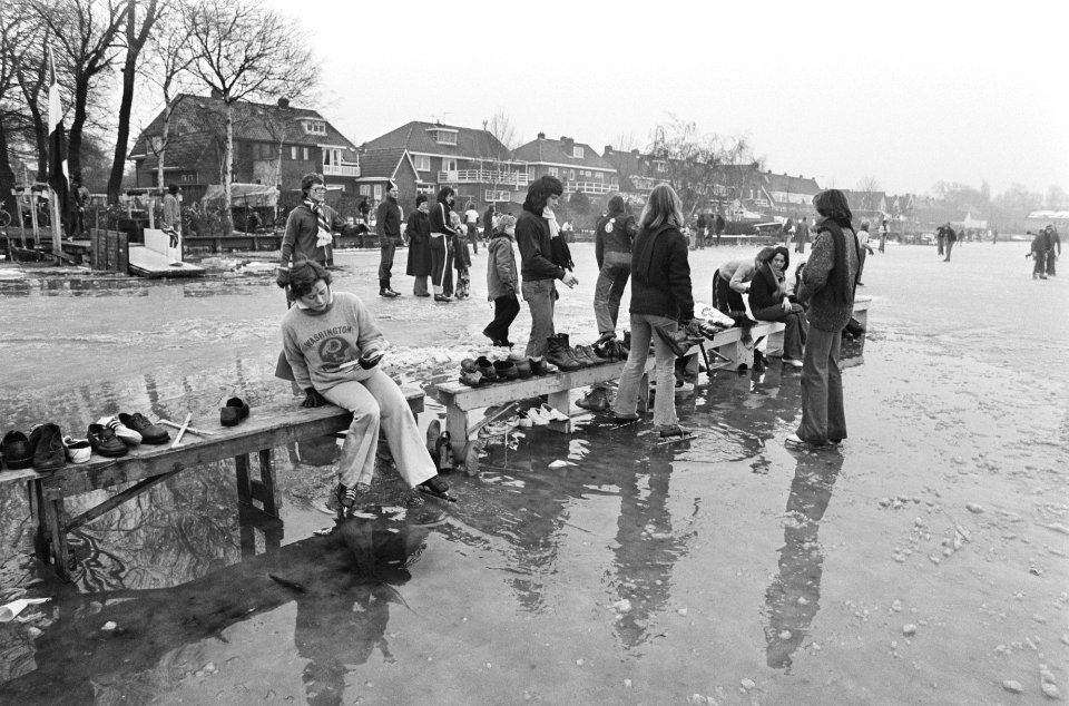 Schaatstocht Uithoorn naar De Kwakel (ondanks dooi) deelnemers op het natte ijs, Bestanddeelnr 928-4063