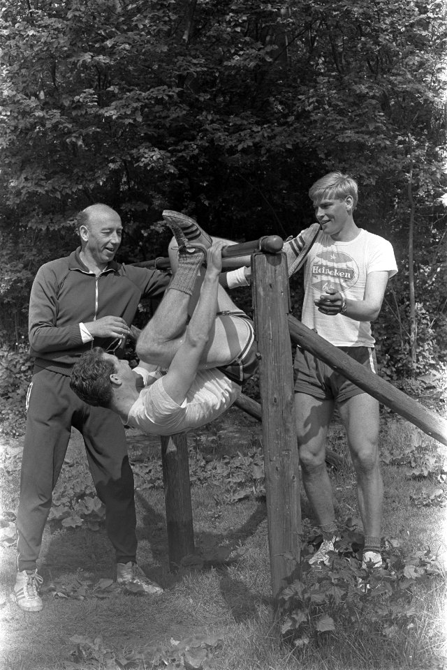 Schaatsploeg start training op CIOS, Kees Verkerk aan de rekstok, rechts Schenk , Bestanddeelnr 920-3324