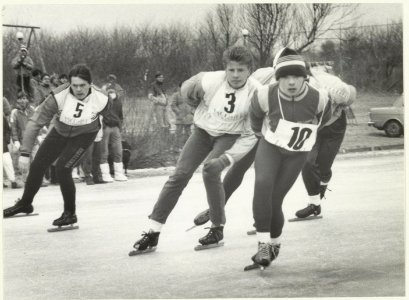 Schaatswedstrijd , nr. 10 is de winnaar. NL-HlmNHA 54023265