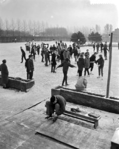 Schaatsvreugde op de ijsbaan Kralingen te Rotterdam, Bestanddeelnr 911-9912