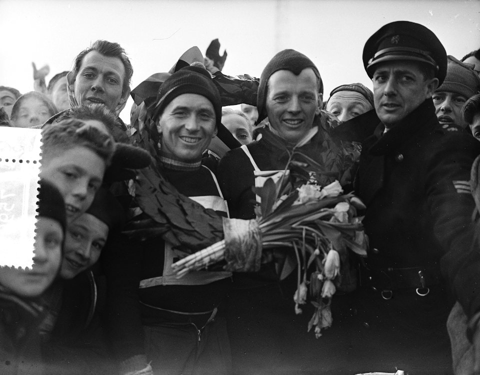 Schaatswedstrijd om grote prijs van Amsterdam Jean van de Berg eerste en Egbert, Bestanddeelnr 907-5991