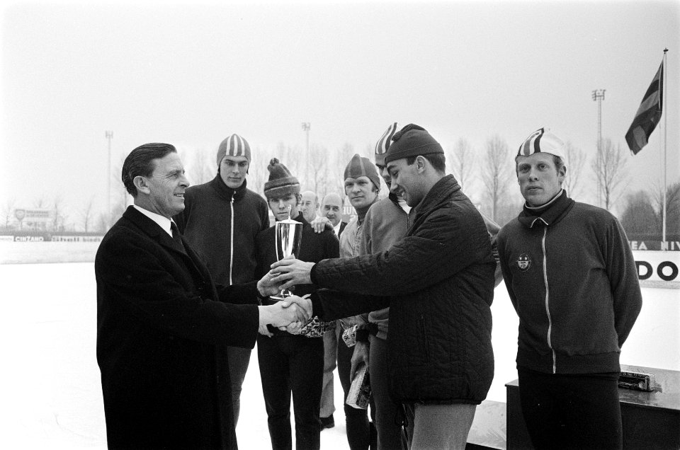 Schaatswedstrijden om de IJsselcup te Deventer. Ard Schenk (links), winnaar 500m, Bestanddeelnr 923-0016
