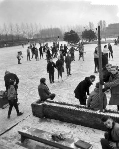 Schaatsvreugde op de ijsbaan Kralingen te Rotterdam, Bestanddeelnr 911-9914