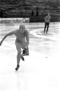 Schaatsen IJsselcup in Deventer nr 18, 19 nieuwe traine Egbert van t Oever op , Bestanddeelnr 929-4462
