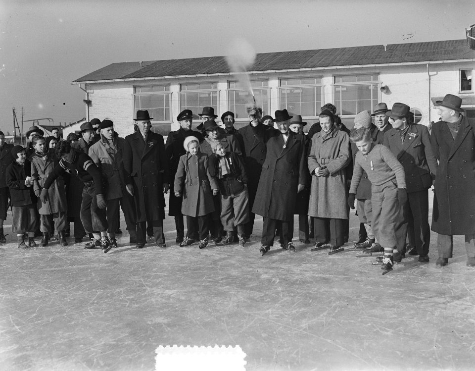 Schaatswedstrijden voor schooljeugd met prijsuitreiking door de winnaar van de e, Bestanddeelnr 906-2863