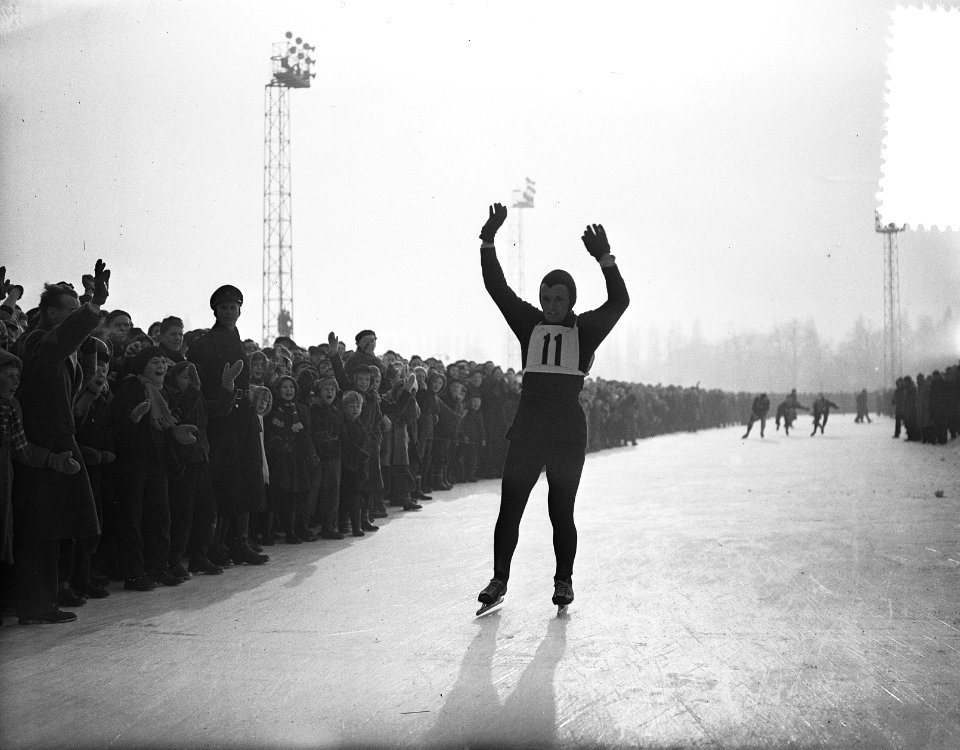 Schaatswedstrijd om grote prijs van Amsterdam Jean van de Berg ( nummer 11 ) ee, Bestanddeelnr 907-5995
