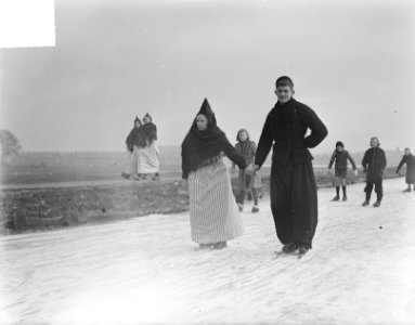 Schaatsen in Volendam. Stel hand in hand op het ijs, Bestanddeelnr 903-8042