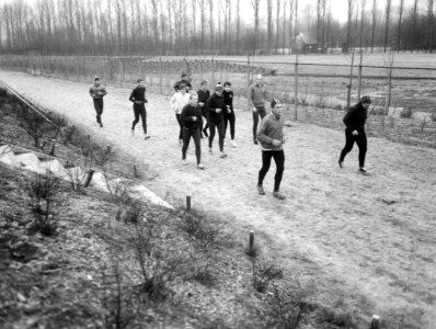 Schaatsers trainen in Deventer, de ploeg tijdens conditietraining rond het stadi, Bestanddeelnr 917-1982