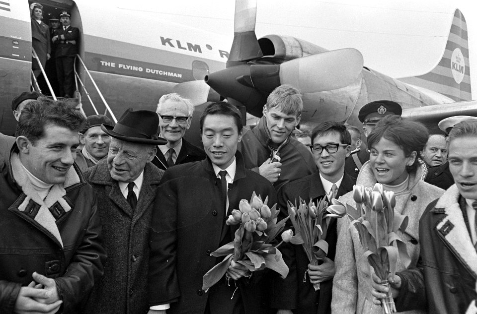Schaatsers terug in Nederland, v.l.n.r. Kees Verkerk , Wesseloo, Ishiata, Schenk, Bestanddeelnr 920-1279
