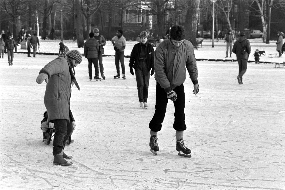Schaatsers in het Vondelpark in Amsterdam, Bestanddeelnr 931-8625
