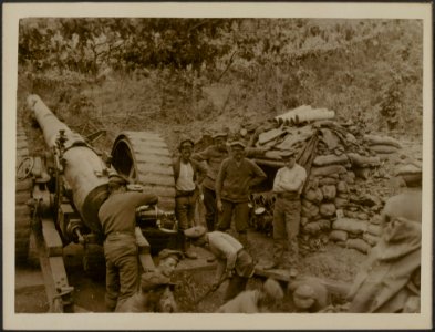 Scene in gun pit as men dig in trail, Bestanddeelnr 158-2205