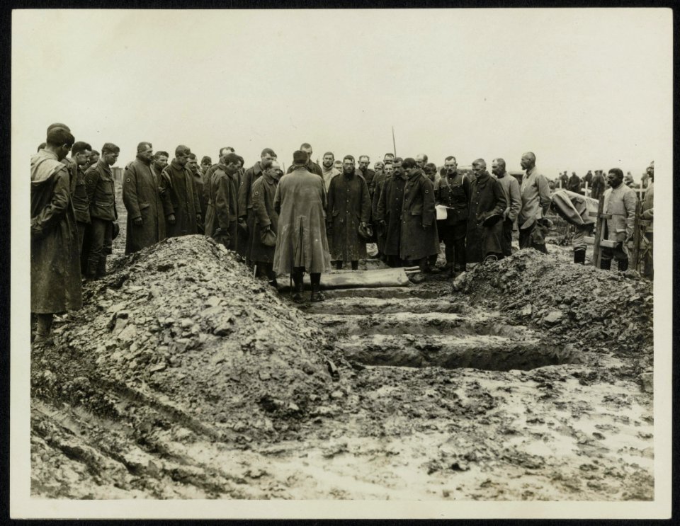 Scene at a burial of some of our men behind the line, Bestanddeelnr 158-0185