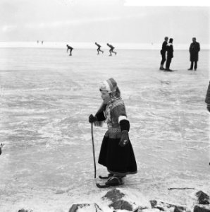 Schaatsliefhebbers op de Gouwzee, een jeugdige Marker reed een nogal scheve scha, Bestanddeelnr 915-9620