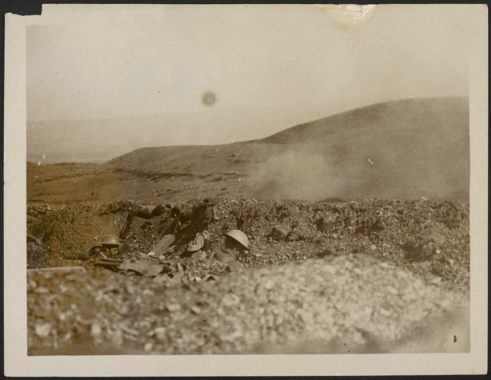 Scene in a British trench during a strafe, Bestanddeelnr 158-2916