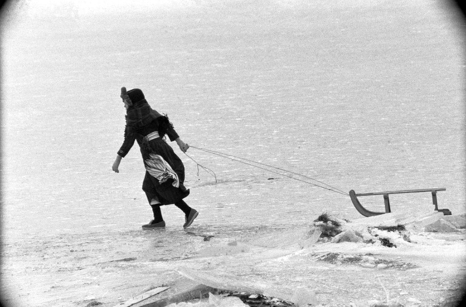 Schaatspret op de Gouwzee bij Monnickendam, Bestanddeelnr 912-0261
