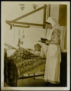 Scene in a hospital - what book are you reading, Bestanddeelnr 158-0210