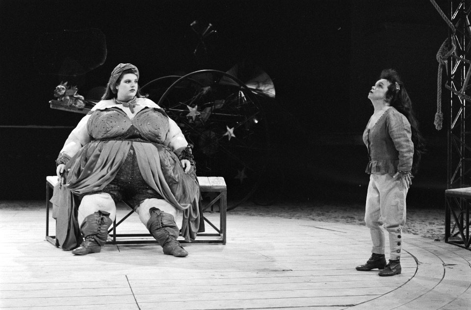 Scene met Frieda (Mireille Mosse) en Greece (Virginia Lawalla), Bestanddeelnr 934-4524