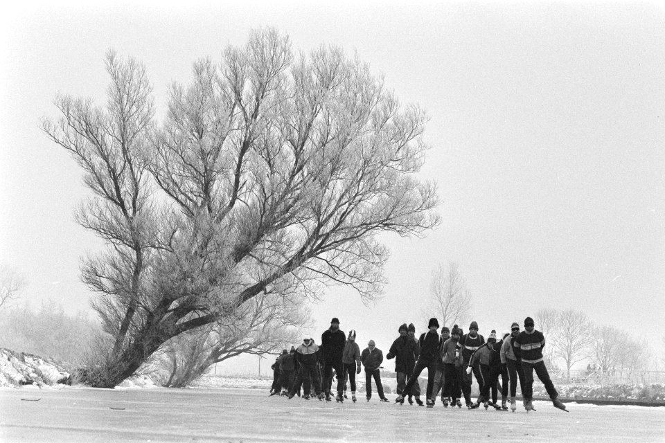Schaatsmarathon Noorder Rondrit schaatsers in winters landschap, Bestanddeelnr 933-8662