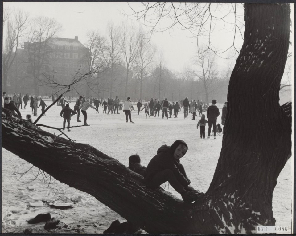 Schaatsers, vijvers, ijs, winters, Bestanddeelnr 073-0086