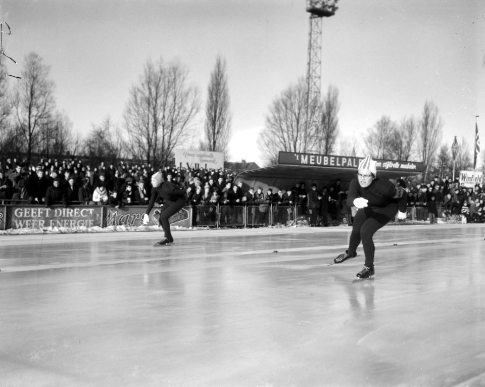 Schaatskampioenschappen op de Jaap Edenbaan te Amsterdam Stien Kaiser (rechts) i, Bestanddeelnr 917-3008