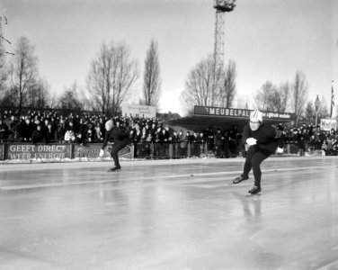 Schaatskampioenschappen op de Jaap Edenbaan te Amsterdam Stien Kaiser (rechts) i, Bestanddeelnr 917-3008