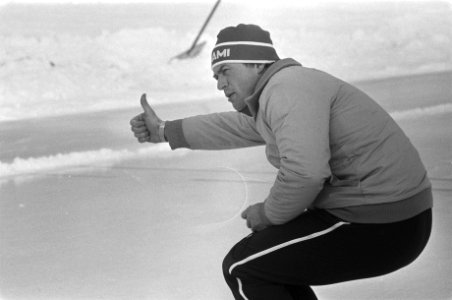 Schaatsinterland Nederland tegen Noorwegen in Groningen. Coach Louwmans in actie, Bestanddeelnr 931-8746