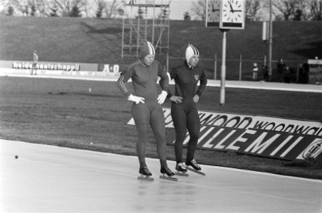 Schaatsinterland Nederland tegen USSR in Assen Annie Borckink (links) tegen Tat, Bestanddeelnr 928-3658