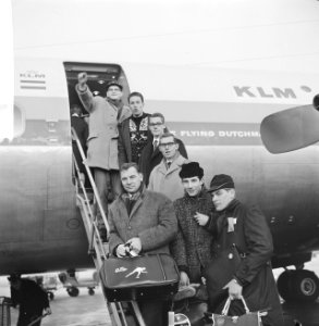 Schaatsploeg naar Noorwegen vertrokken, op de vliegtuigtr v.b.n.b. Jorritsma, Li, Bestanddeelnr 918-6217