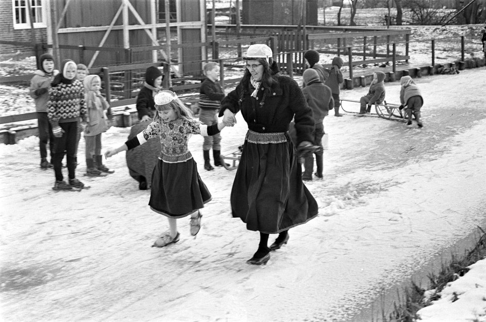Schaatsen in Marken, aan de hand van moeder leren schaatsen, Bestanddeelnr 920-9795