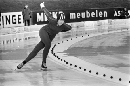 Schaatsinterland Nederland tegen USSR in Assen Sijtje van de Lende in aktie, Bestanddeelnr 928-3660