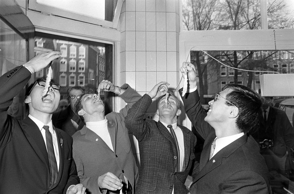 Schaatsploeg in Amsterdam, v.l.n.r. Suzuki, Verkerk, Guttormsen, Ishiata eten ha, Bestanddeelnr 920-1288