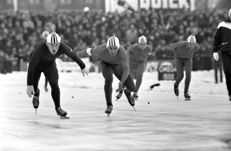 Schaatsen Nederland tegen Noorwegen. Jan Bols (rechts) in duel met Stiansen op d, Bestanddeelnr 920-9721