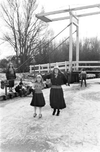 Schaatsen in Marken, aan de hand van moeder leren schaatsen, Bestanddeelnr 920-9794