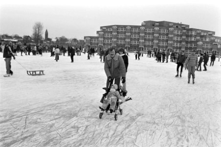 Schaatsdrukte dit weekend op de Poel in Amstelveen. Vader met kind en wagen op i, Bestanddeelnr 931-8716