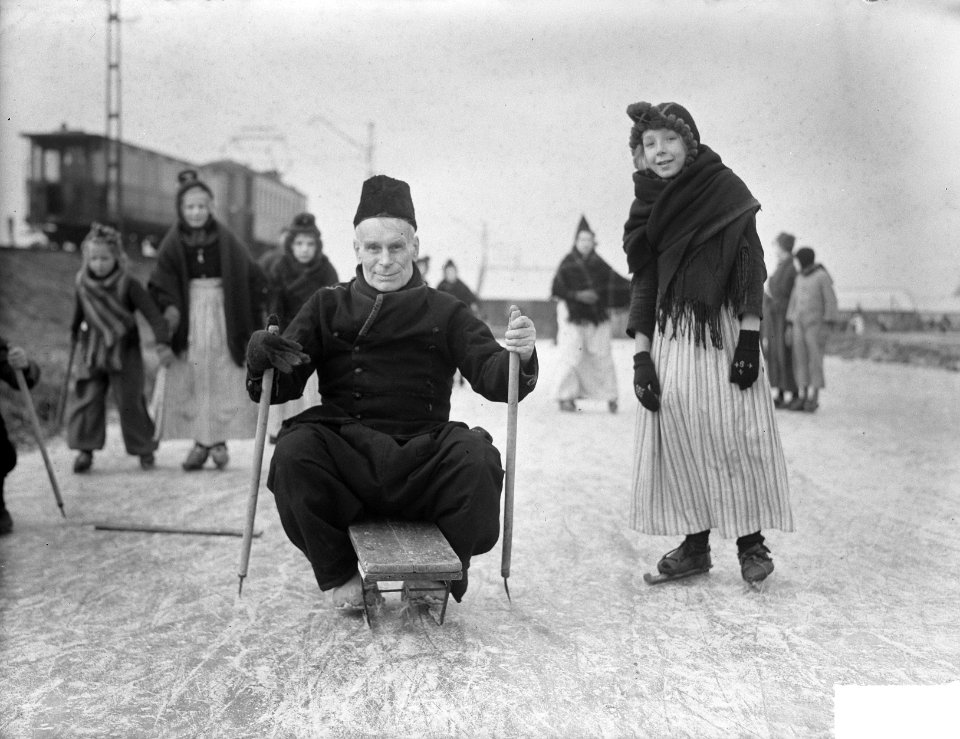 Schaatsen in Volendam. Man op prikslee, Bestanddeelnr 903-8035