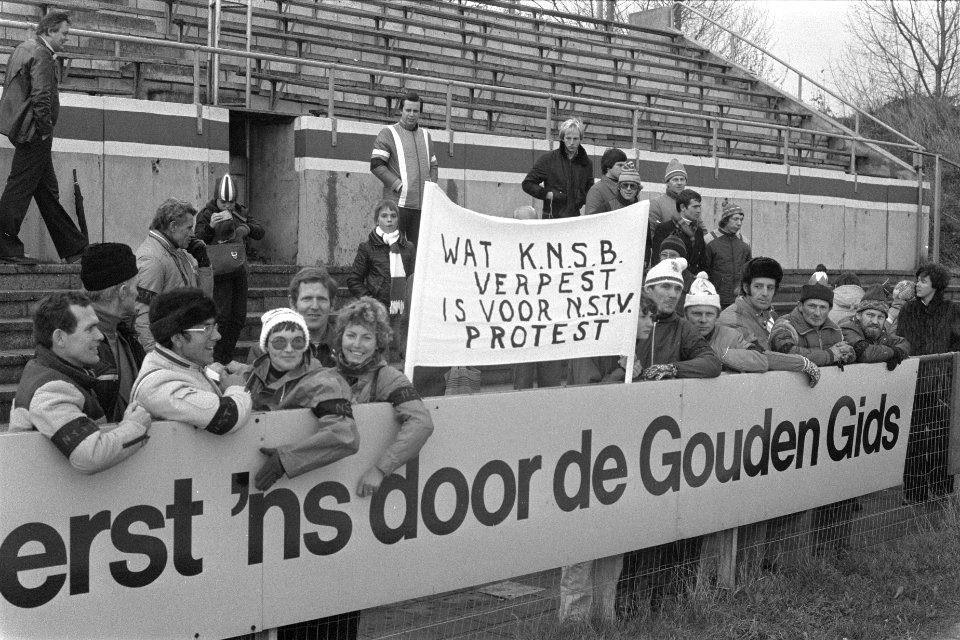 Schaatsen IJsselcup in Deventer protest schaatstrainers tegen benoeming Klooste, Bestanddeelnr 929-4456