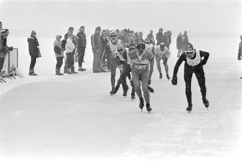 Schaatsen, Veluwemeerwedstrijd over 200 km Westerveld (24) en winnaar Frans Boo, Bestanddeelnr 933-2040