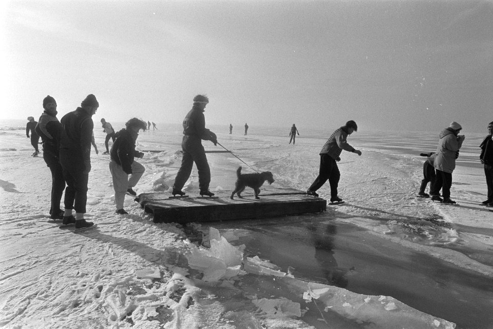 Schaatsen, IJsselmeerkusttoertocht deelnemers klunen op scheur in het ijs, Bestanddeelnr 933-8765
