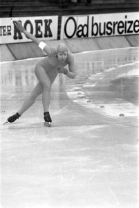 Schaatsen IJsselcup in Deventer winnares Joke van Rijss in actie, Bestanddeelnr 929-4459