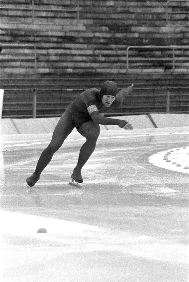 Schaatsen IJsselcup in Deventer winnaar Hans van Helden in actie, Bestanddeelnr 929-4458