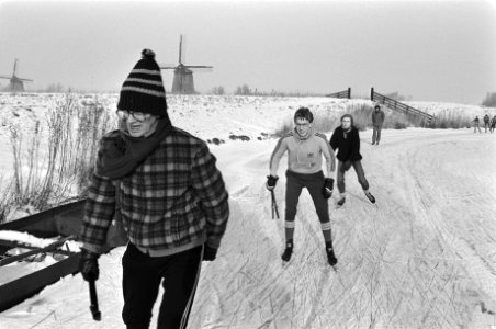 Schaatsdrukte dit weekend op de Poel in Amstelveen. Schaatsers met op achtergron, Bestanddeelnr 931-8717