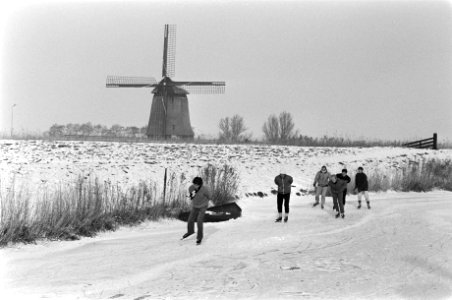 Schaatsdrukte dit weekend op de Poel in Amstelveen. Schaatsers met op achtergron, Bestanddeelnr 931-8718