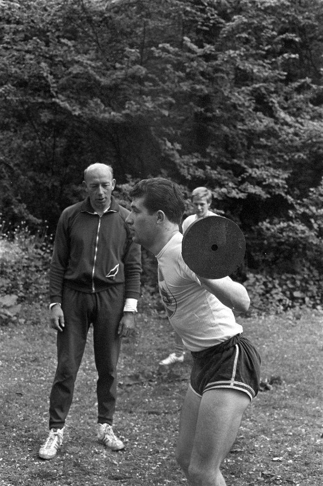 Schaatsploeg start training op CIOS, Kees Verkerk met gewichten, Bestanddeelnr 920-3326