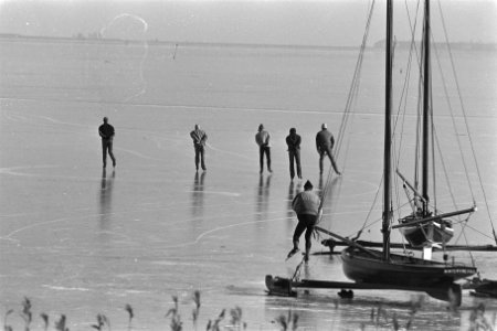 Schaatsen, Gouwzeetocht bij Monnickendam met rechts ijszeilen, Bestanddeelnr 933-8759