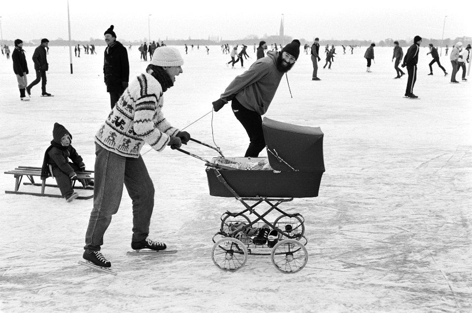 Schaatsdrukte dit weekend op de Poel in Amstelveen. Moeder met kinderwagen op de, Bestanddeelnr 931-8715