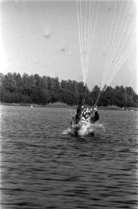 Schaatsers maken parachute-sprong bij paraclub Icaras, Sjaak de Koning tijdens s, Bestanddeelnr 926-4870